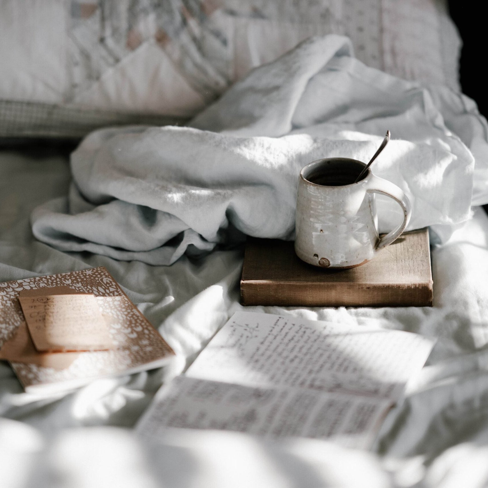 yoga, meditation, yoga nidra, relax, sommeil profond, stress, anxiété, insomnie, cocooning , ayurveda, lifestyle, coffee with book