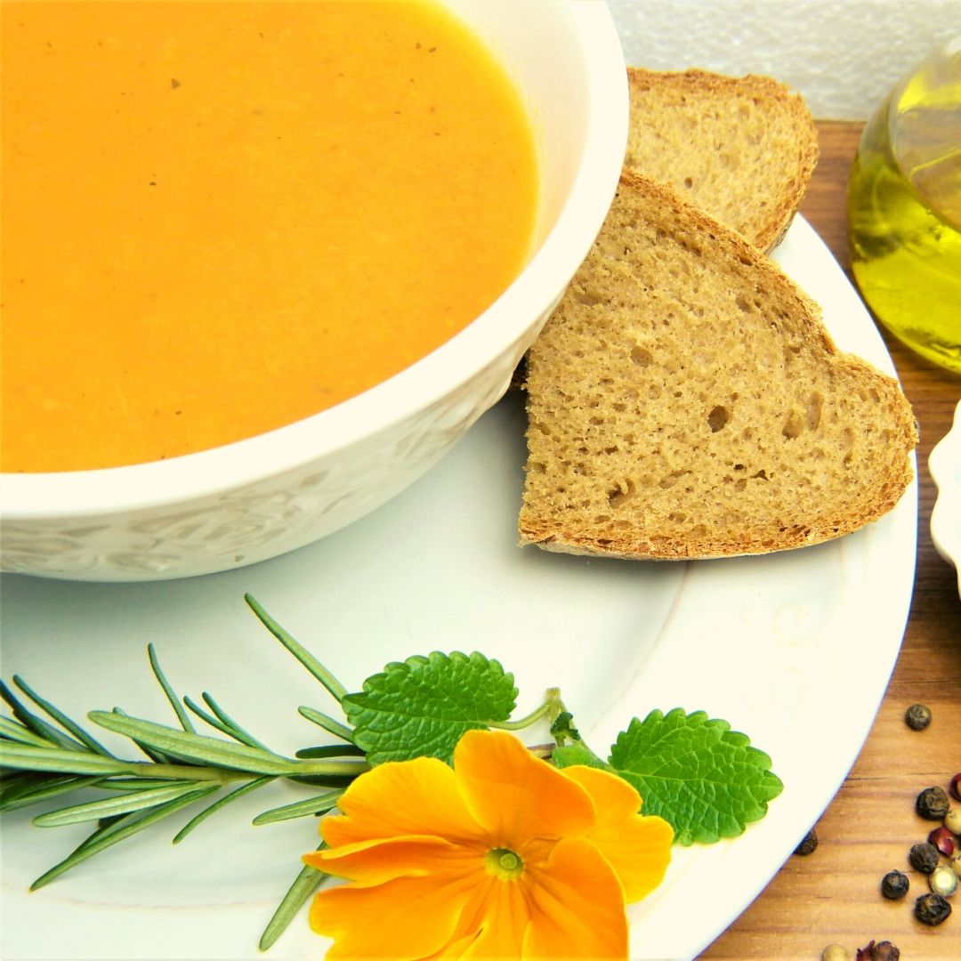 Potage réconfortant de courge, carotte et gingembre frais