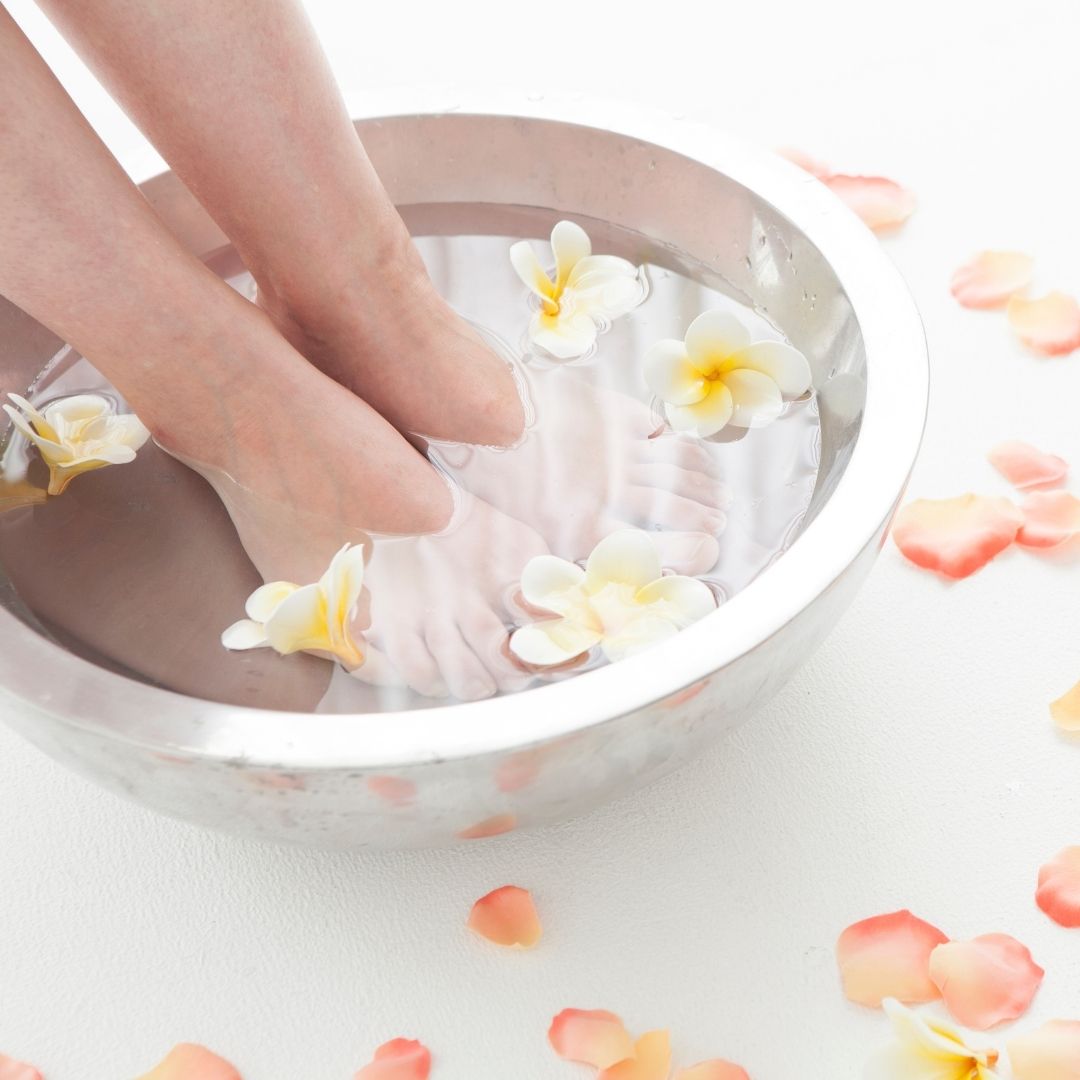 Comment préparer un bain de pied d'été pour se rafraîchir et déstresser