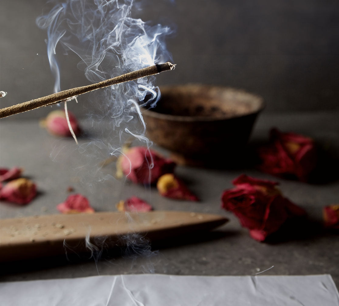 cocooning for stress relief. Aromatherapie. chandelle cocooning et palo santo. encens. meditation